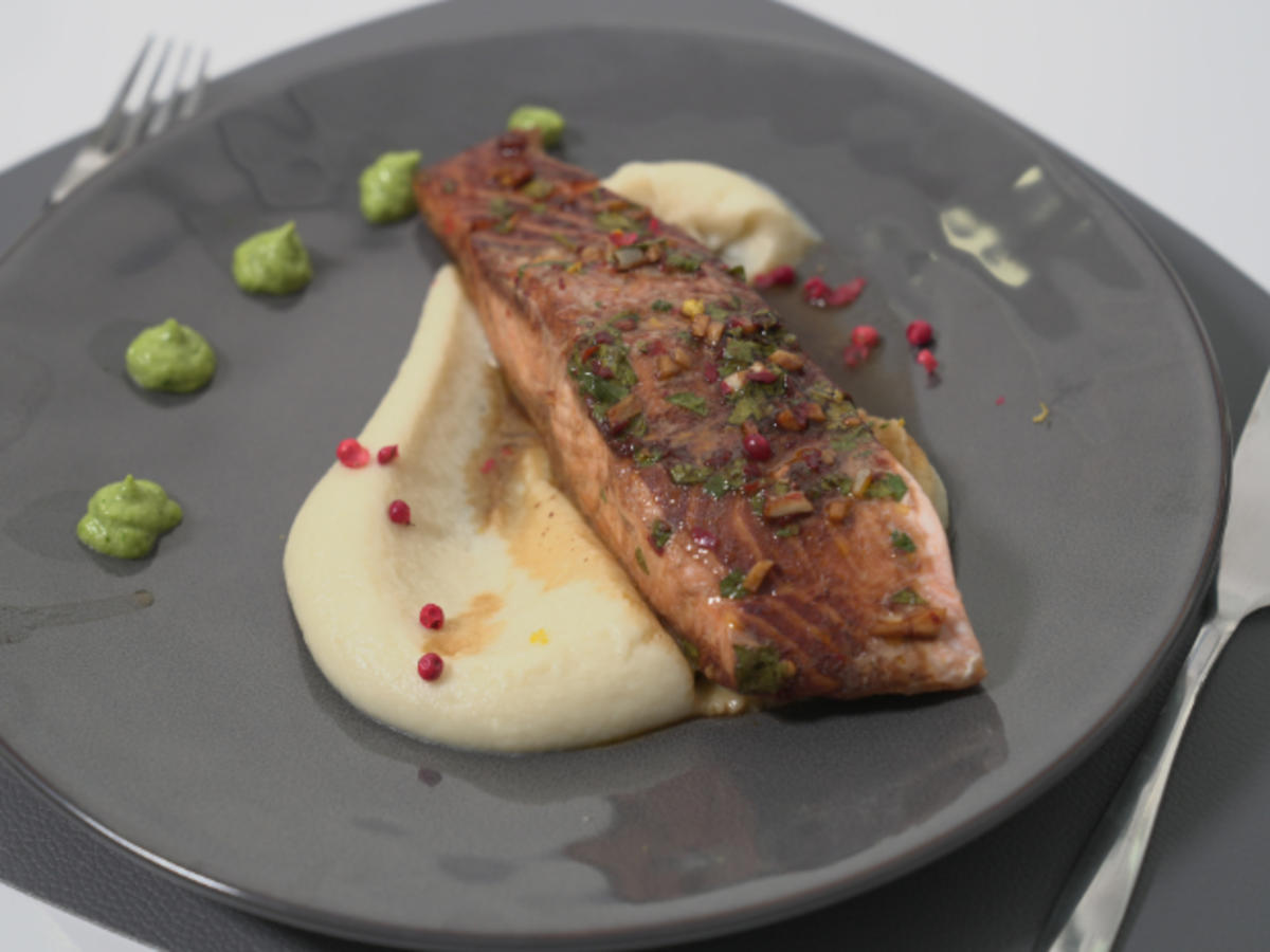 Marinierter Lachs mit Blumenkohl-Wasabi-Püree und Spargel-Kräuter-Pesto ...