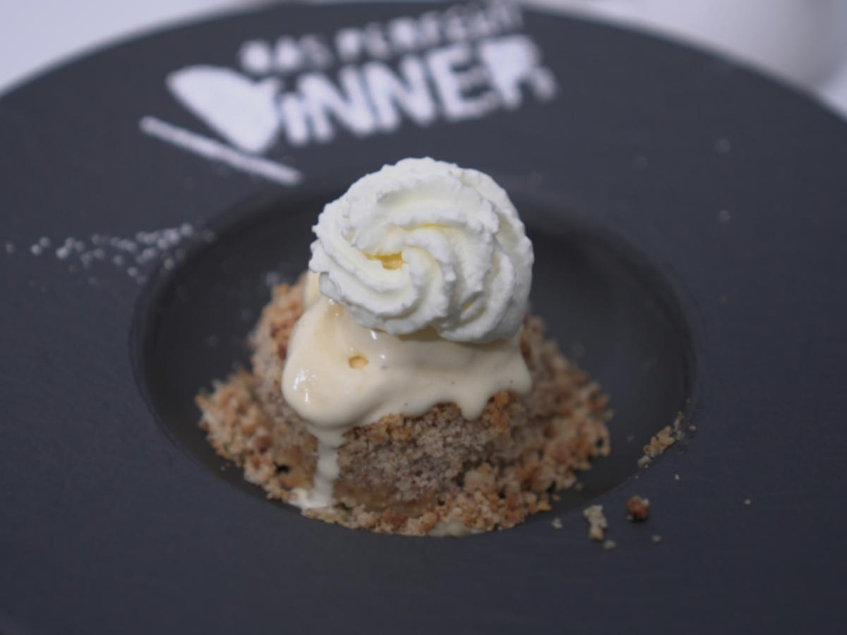 Vanilleeis mit Himbeersoße, Apple-Crumble und Sahne - Rezept - Bild Nr. 17137