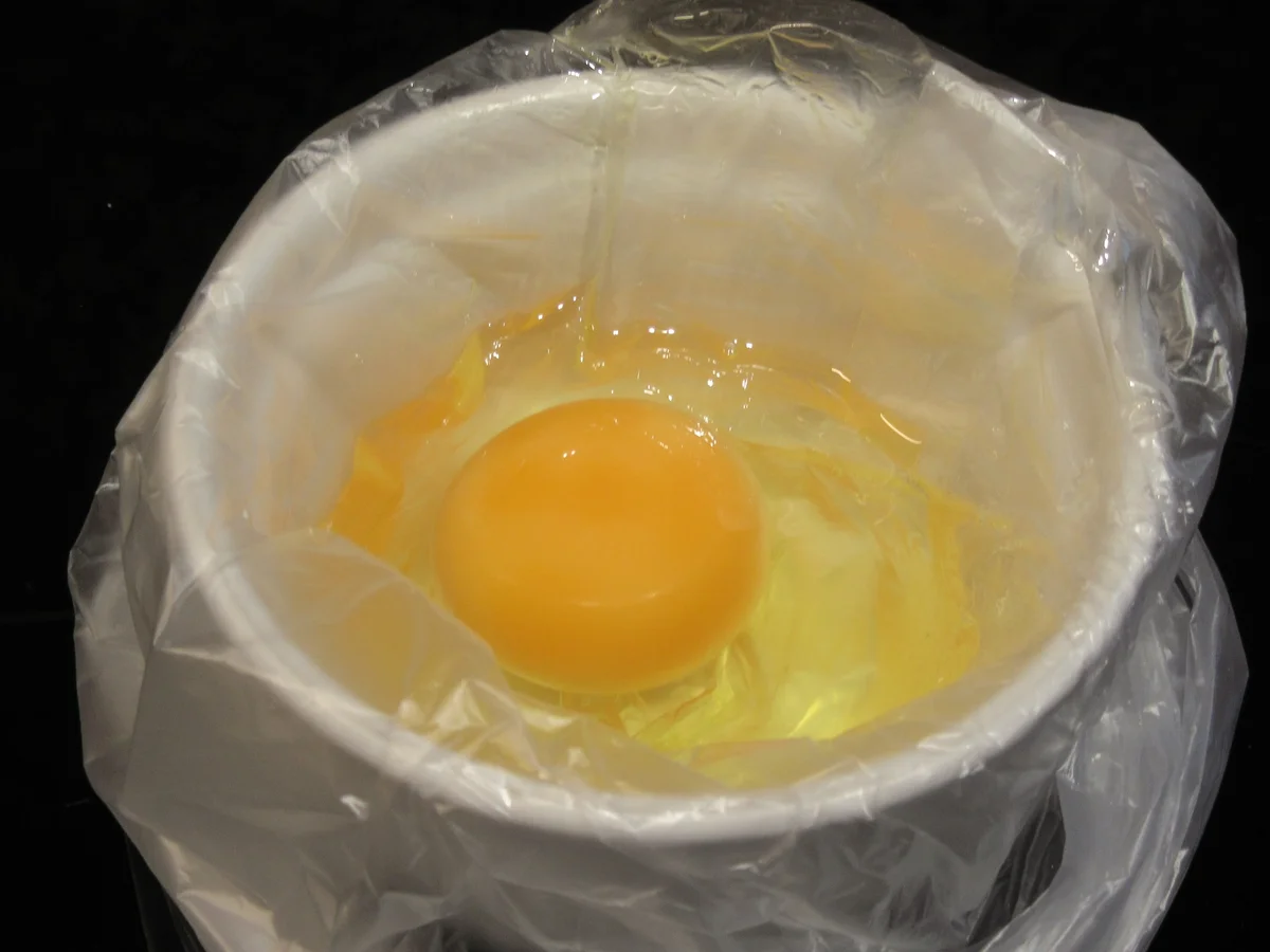 Rezept: Eier: Pochierte Eier auf Sardellensoße Bild Nr. 4 Eier: Pochierte Eier auf Sardellensoße - Rezept - Bild Nr. 4