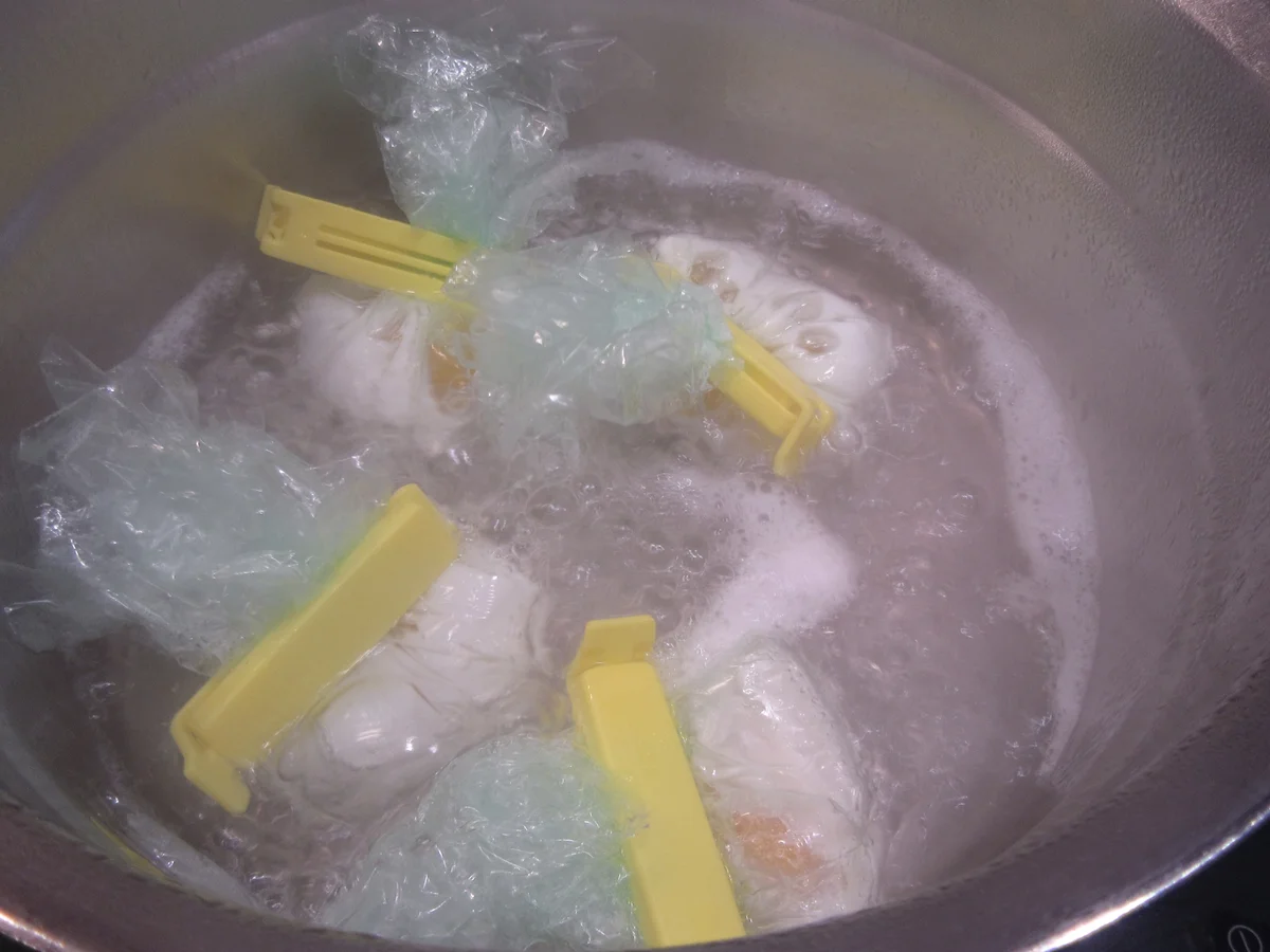 Rezept: Eier: Pochierte Eier auf Sardellensoße Bild Nr. 6 Eier: Pochierte Eier auf Sardellensoße - Rezept - Bild Nr. 6