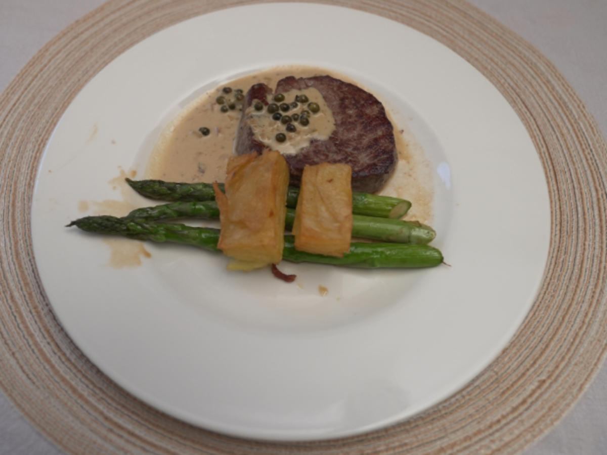 Filet Mignon mit Pfeffersoße, grünem Spargel und 15-Stunden-Kartoffeln ...