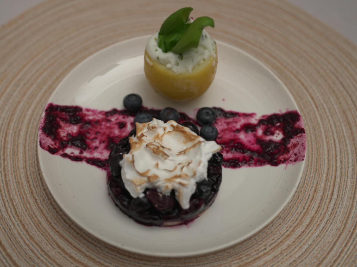 Heidelbeer-Tarte mit Baiser und Zitronen-Basilikum-Sorbet - Rezept - Bild Nr. 17137