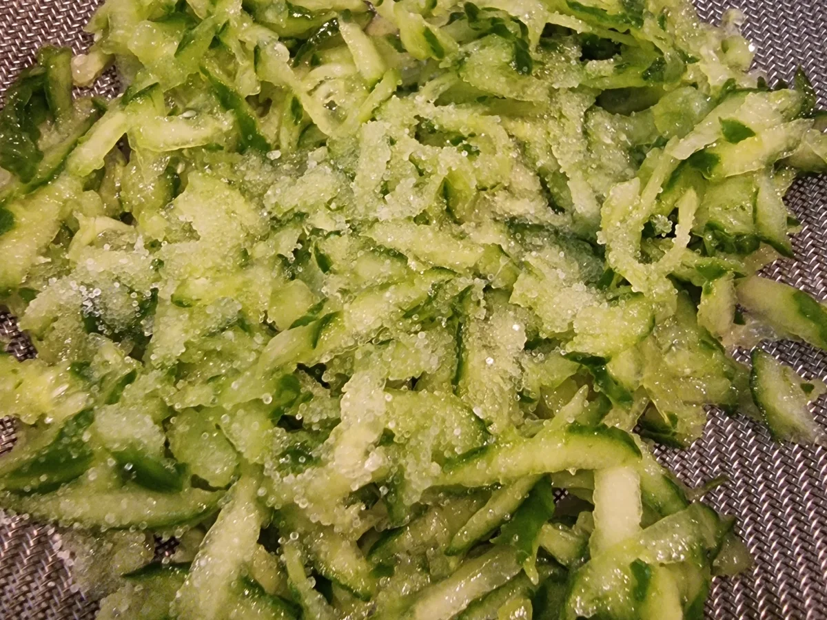 Zucchini-Feta-Taler mit Zaziki - Rezept - Bild Nr. 7