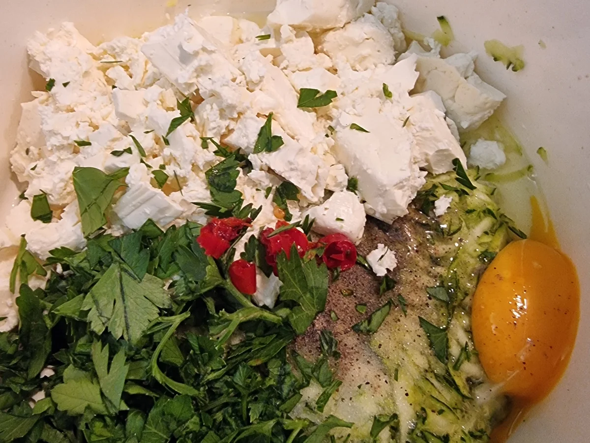 Zucchini-Feta-Taler mit Zaziki - Rezept - Bild Nr. 11
