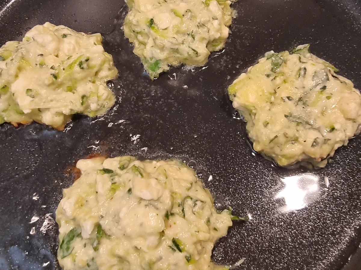 Zucchini-Feta-Taler mit Zaziki - Rezept - Bild Nr. 13