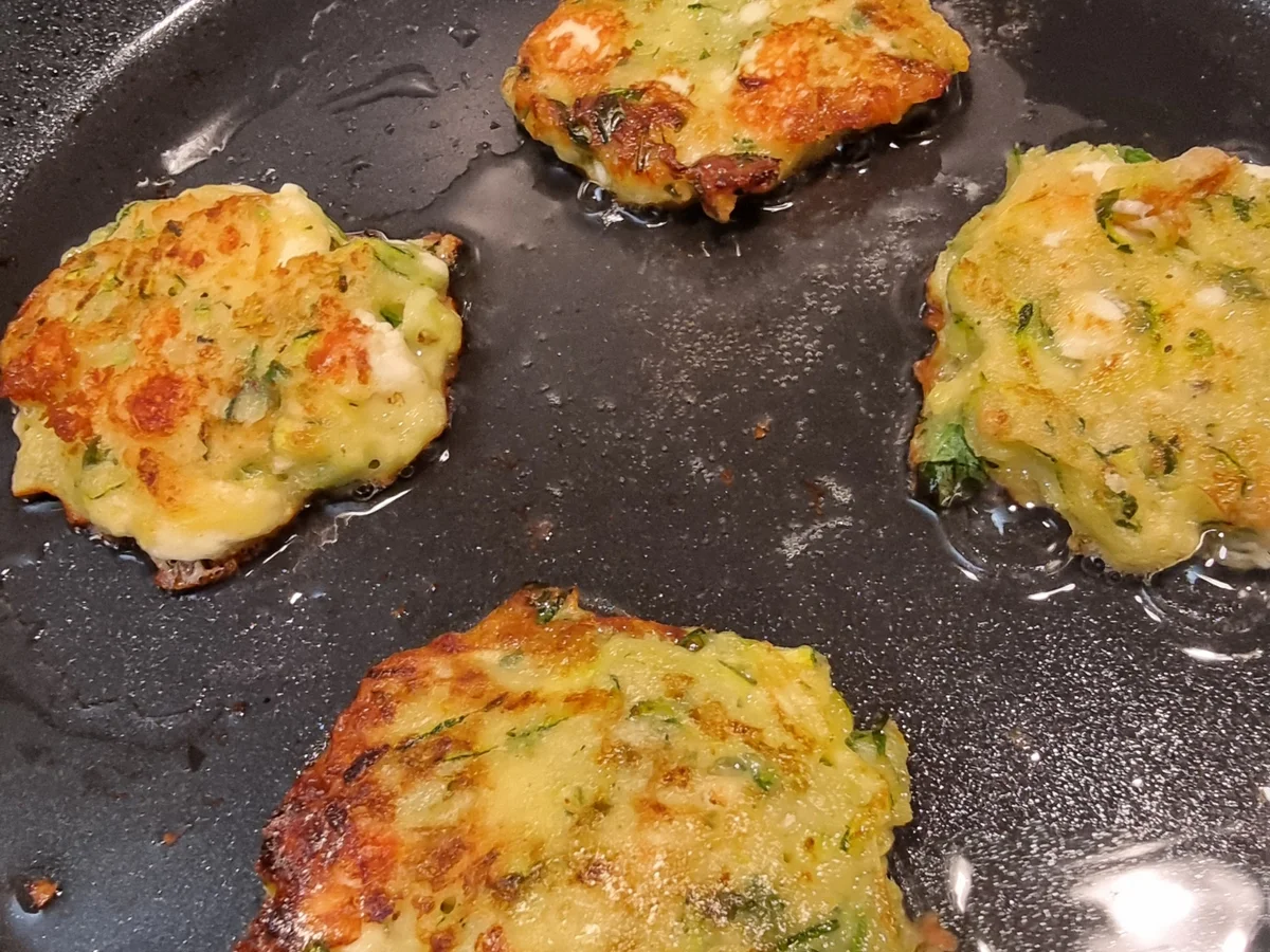 Zucchini-Feta-Taler mit Zaziki - Rezept - Bild Nr. 14