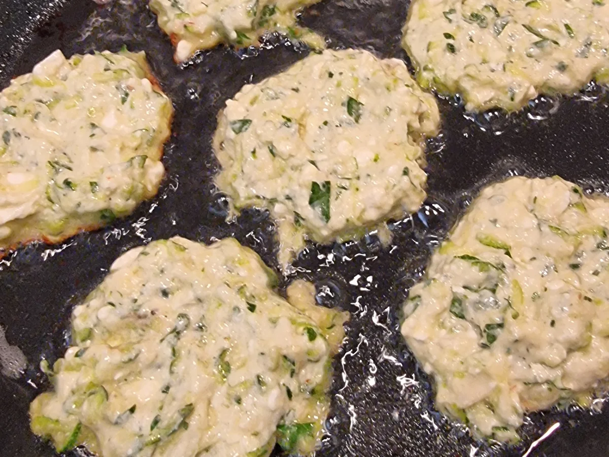 Zucchini-Feta-Taler mit Zaziki - Rezept - Bild Nr. 15