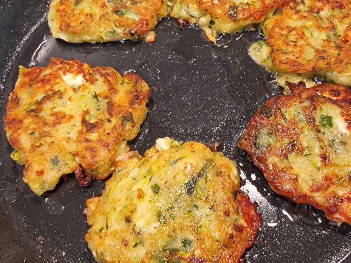 Zucchini-Feta-Taler mit Zaziki - Rezept - Bild Nr. 16