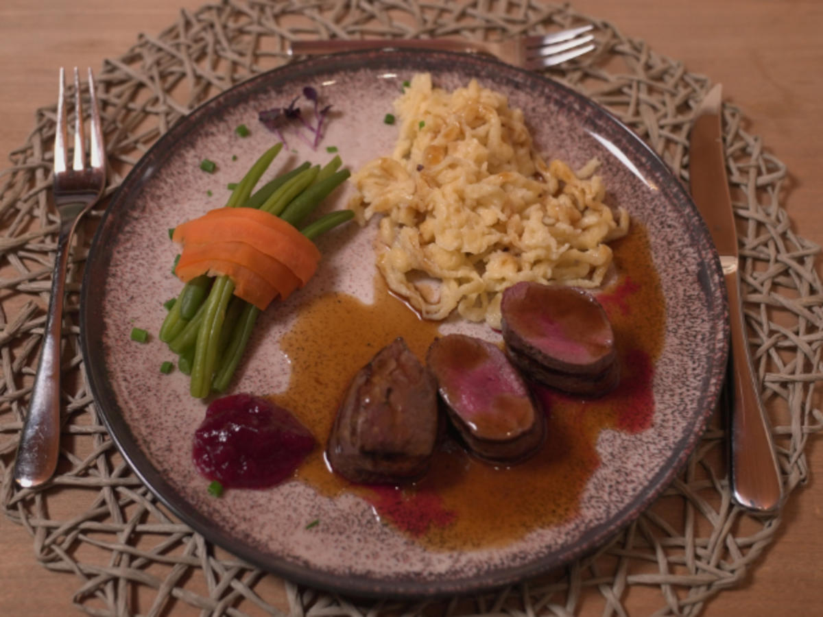 Rehrücken mit Spätzle und Bohnen - Rezept - kochbar.de