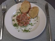 Lachstatar mit Kartoffel-Avocado-Gurken Salat und Baguette - Rezept - Bild Nr. 2