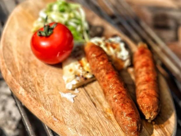 Rezept: Grillwürstchen, Spitzkohl und Kartoffeltasche (Özcan Cosar & Bastian Bielendorfer) Bild Nr. 2 Grillwürstchen, Spitzkohl und Kartoffeltasche (Özcan Cosar & Bastian Bielendorfer) - Rezept - Bild Nr. 2