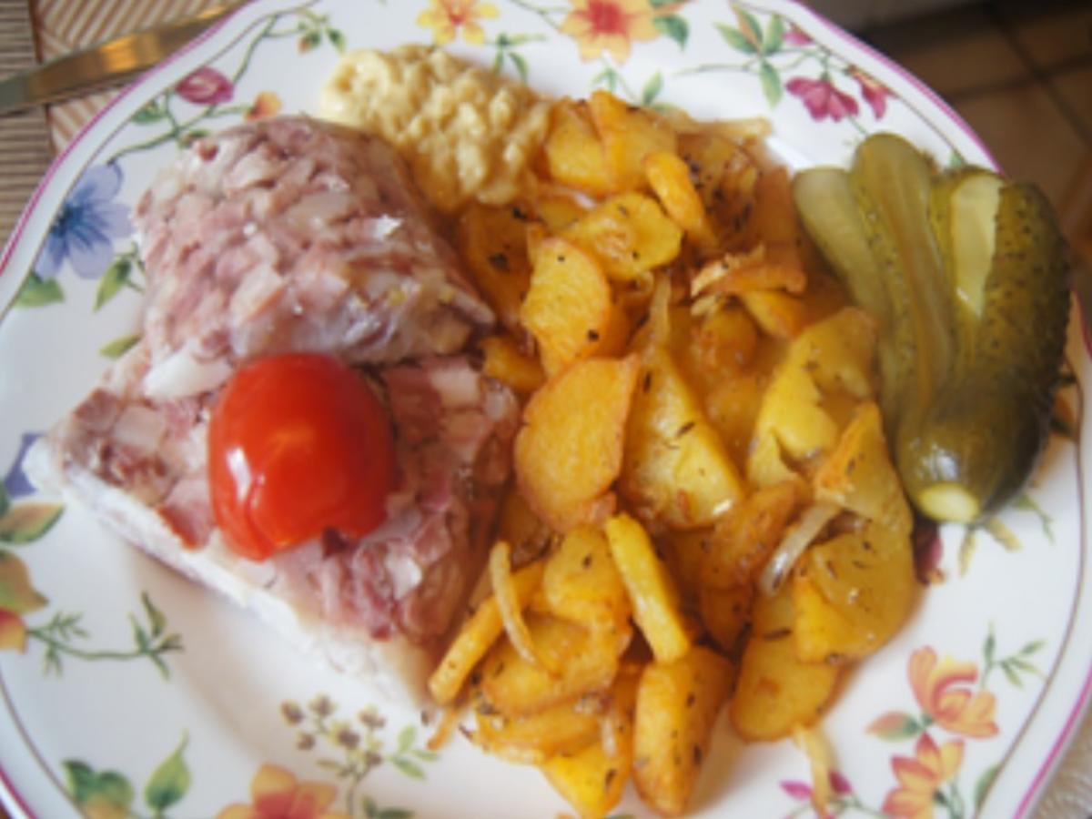 Schweinskopfsülze mit herzhaften Bratkartoffeln - Rezept - Bild Nr. 2