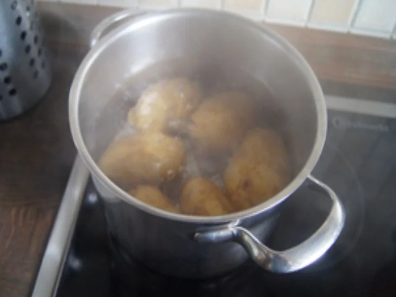 Rezept: Schweinskopfsülze mit herzhaften Bratkartoffeln Bild Nr. 4 Schweinskopfsülze mit herzhaften Bratkartoffeln - Rezept - Bild Nr. 4