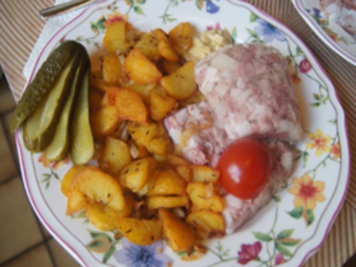 Schweinskopfsülze mit herzhaften Bratkartoffeln - Rezept - Bild Nr. 13