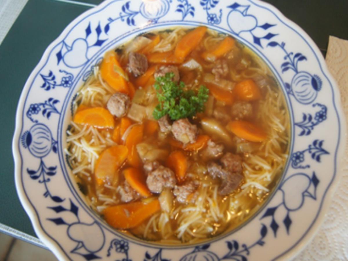 Rindfleischsuppe mit Gemüse, Bratwursteinlage und Fadennudeln - Rezept - Bild Nr. 2