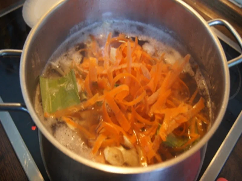 Rindfleischsuppe mit Gemüse, Bratwursteinlage und Fadennudeln - Rezept - Bild Nr. 4