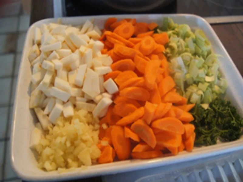 Rindfleischsuppe mit Gemüse, Bratwursteinlage und Fadennudeln - Rezept - Bild Nr. 5