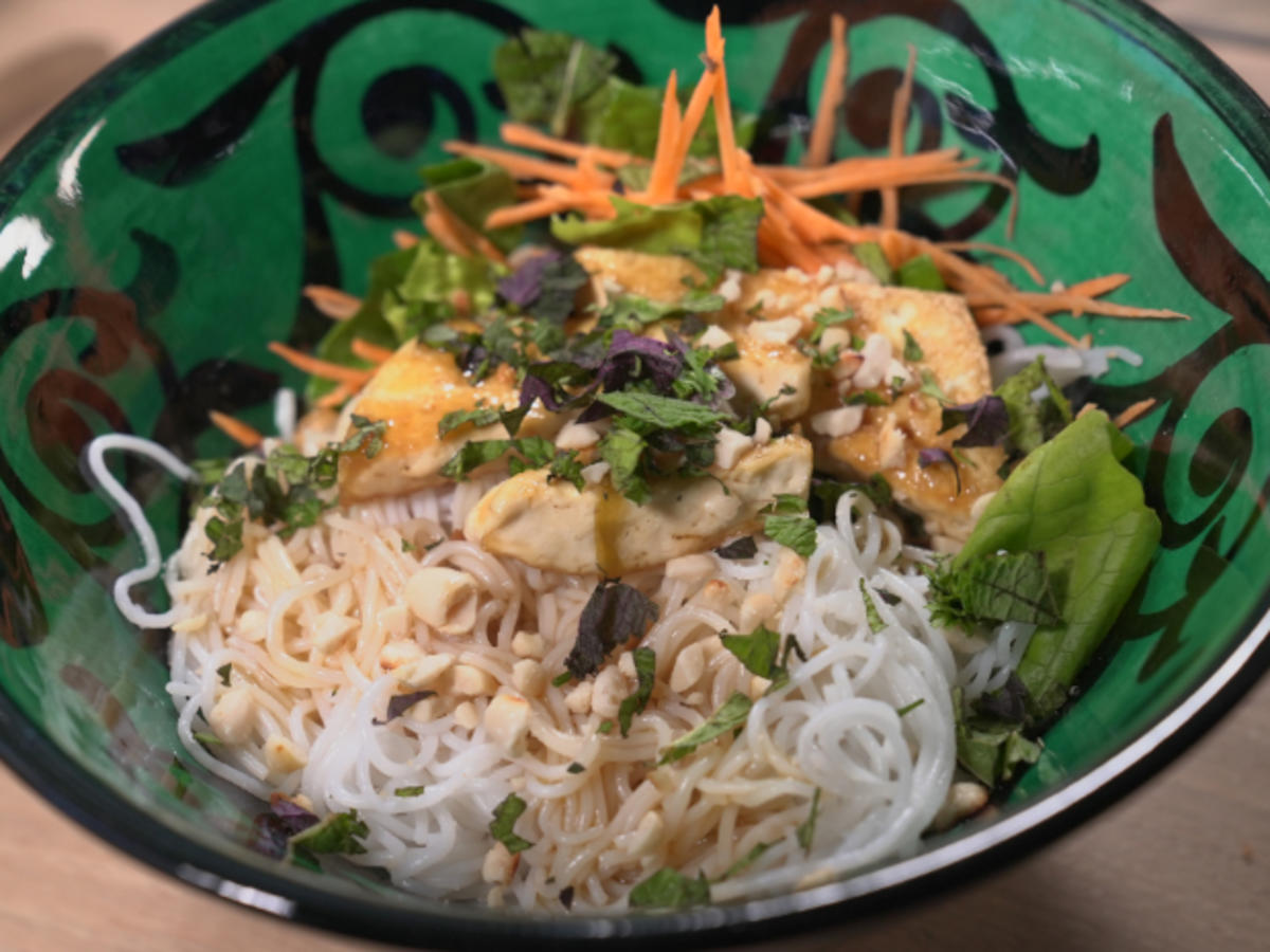 Reisnudelsalat mit goldenem Tofu - Rezept - kochbar.de
