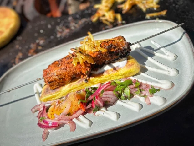 Rezept: Lammspieß mit Zwiebelsalat und Pita Brot (Sally Özcan) Bild Nr. 2 Lammspieß mit Zwiebelsalat und Pita Brot (Sally Özcan) - Rezept - Bild Nr. 2