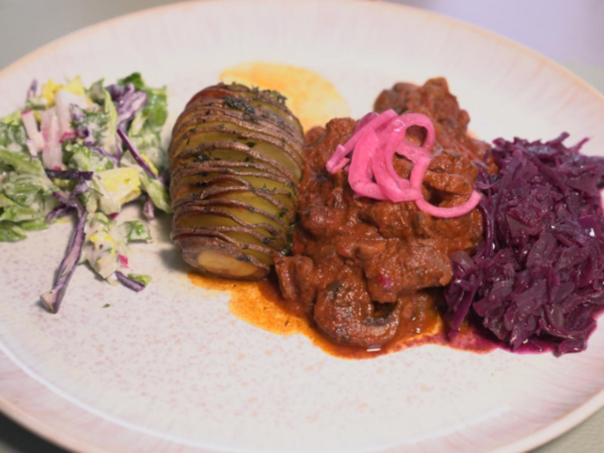 Gulasch mit Rotkohl und Kartoffeln - Rezept - kochbar.de