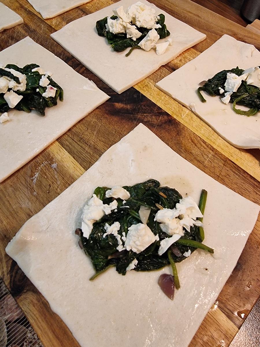 Blätterteig-Ecken gefüllt mit Spinat und Feta - Rezept - Bild Nr. 17148