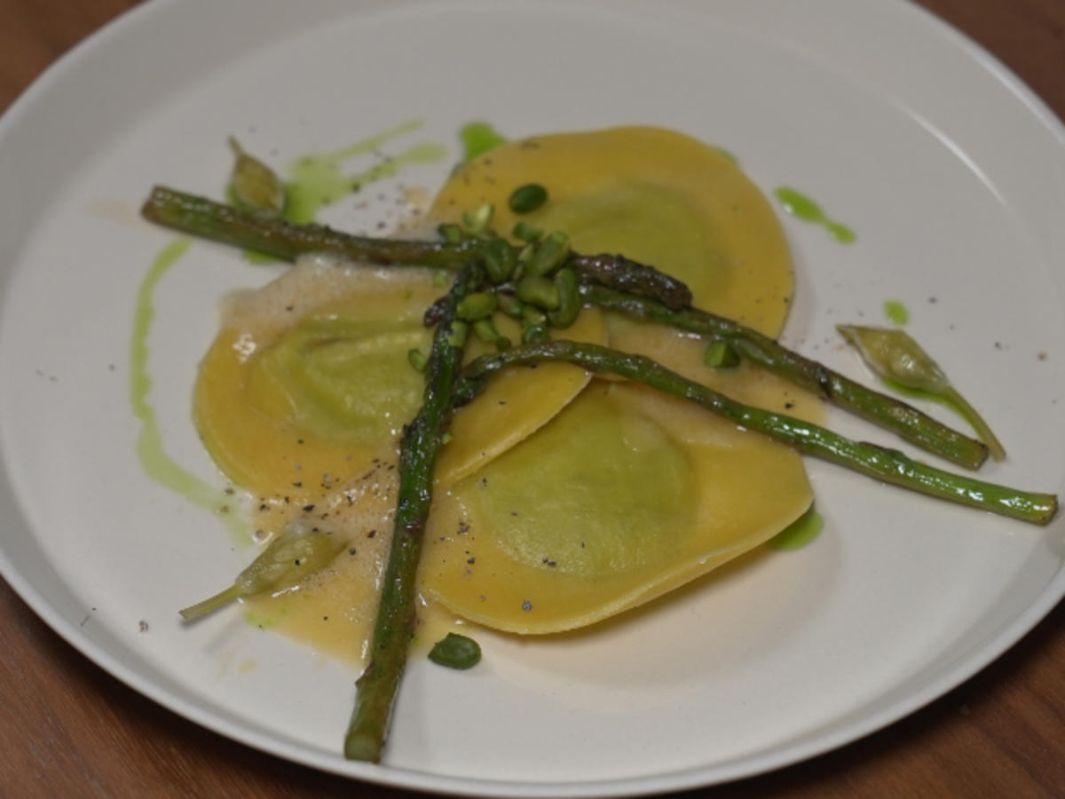 Ricotta-Ravioli mit Spargel und Weißweinschaum - Rezept - Bild Nr. 17140