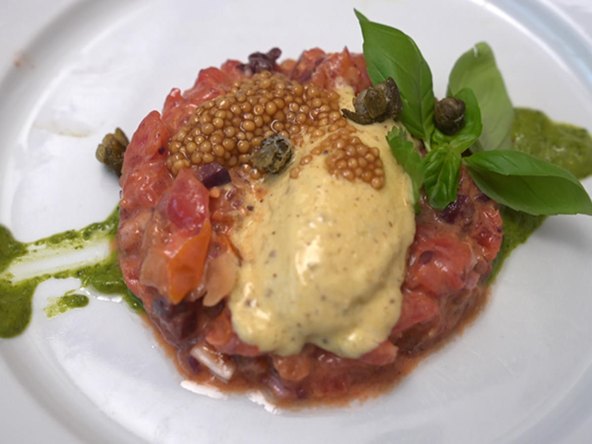 Tomaten-Oliven-Tatar mit Senf-Kaviar und Salsa Verde - Rezept - Bild Nr. 3