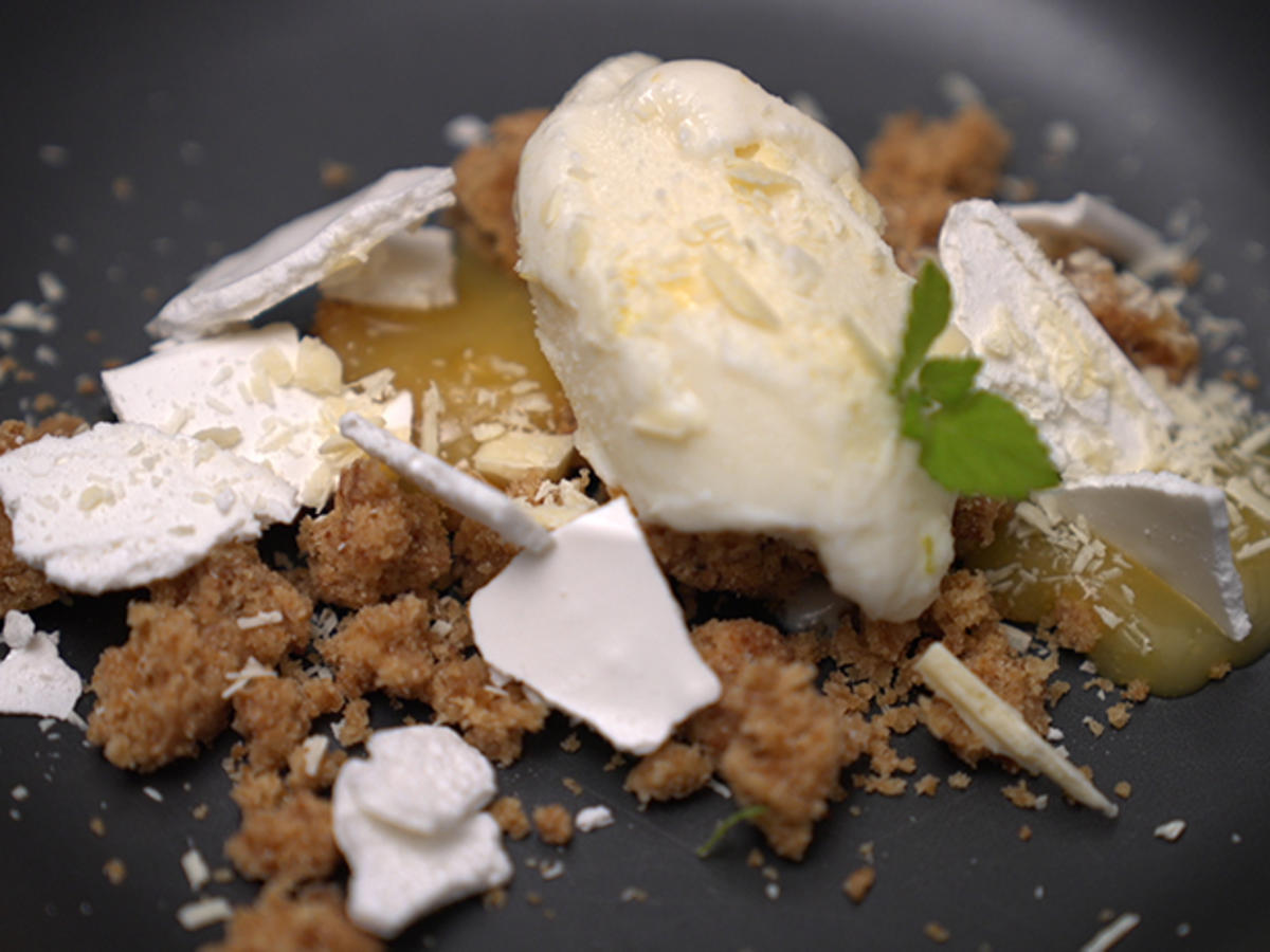 Zitronen Buttermilcheis mit Lemon Curd und weißer Schokolade - von Das ... Zitronen Buttermilcheis mit Lemon Curd und weißer Schokolade - von Das ...