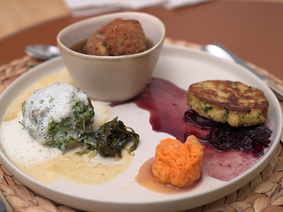 Kaspressknödel mit Rotwein-Schalotten und Leuchtturm-Schaum - Rezept - Bild Nr. 3