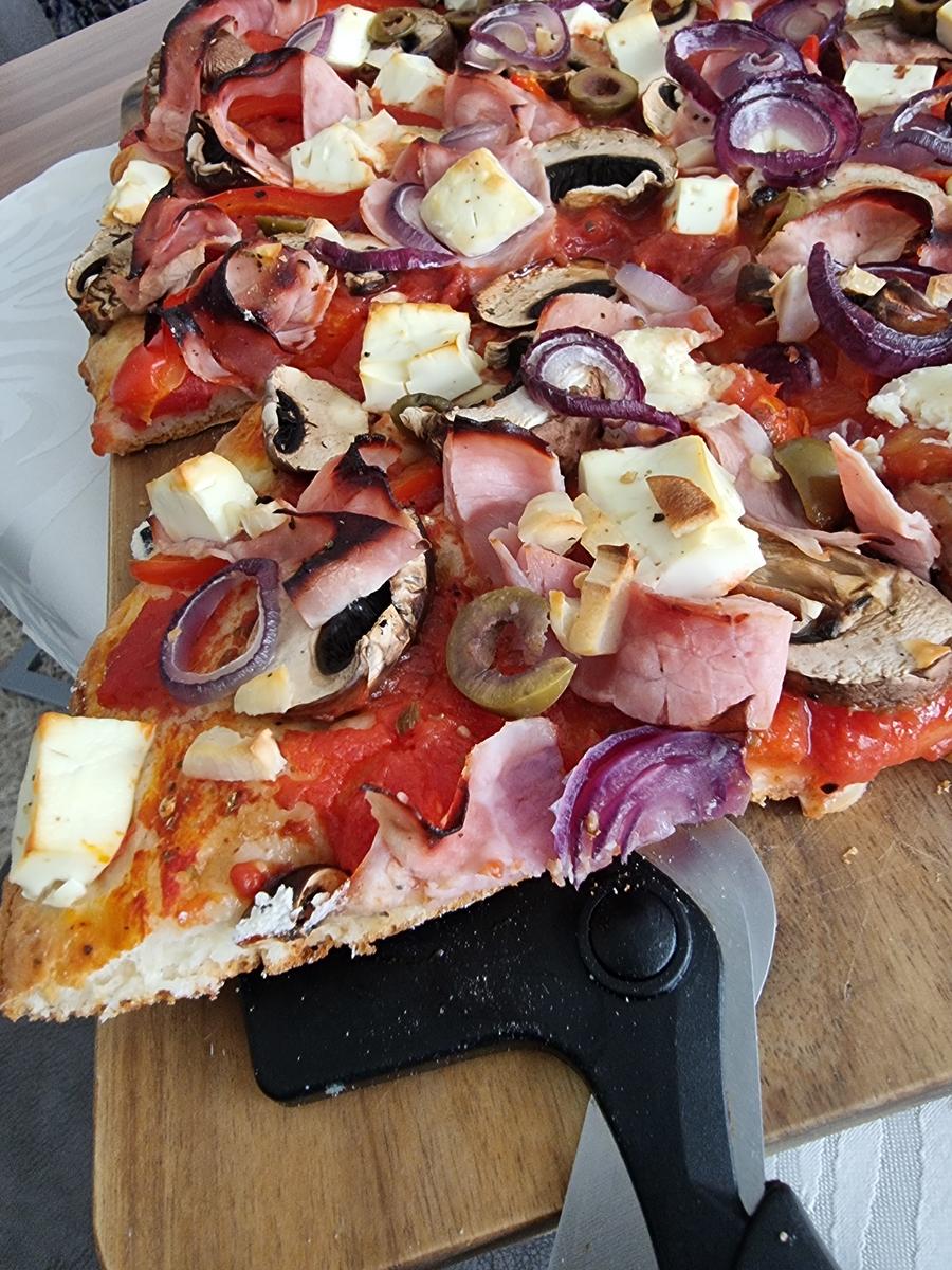 Pizza mit Schinken und Feta - Rezept - Bild Nr. 17140