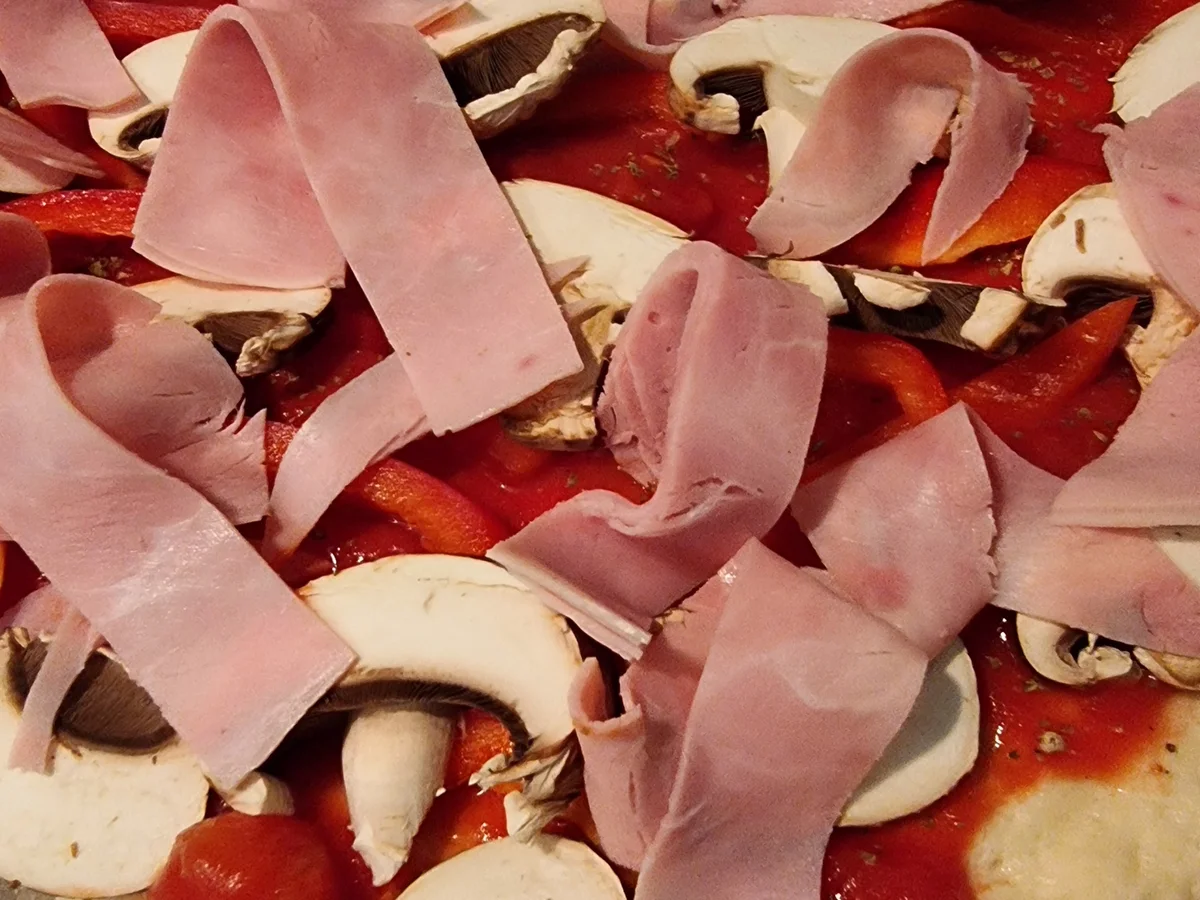 Pizza mit Schinken und Feta - Rezept - Bild Nr. 17146