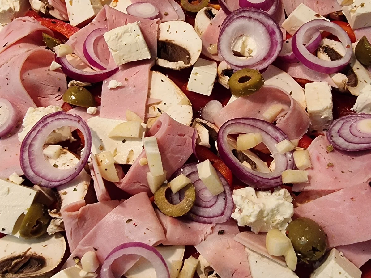 Pizza mit Schinken und Feta - Rezept - Bild Nr. 17147