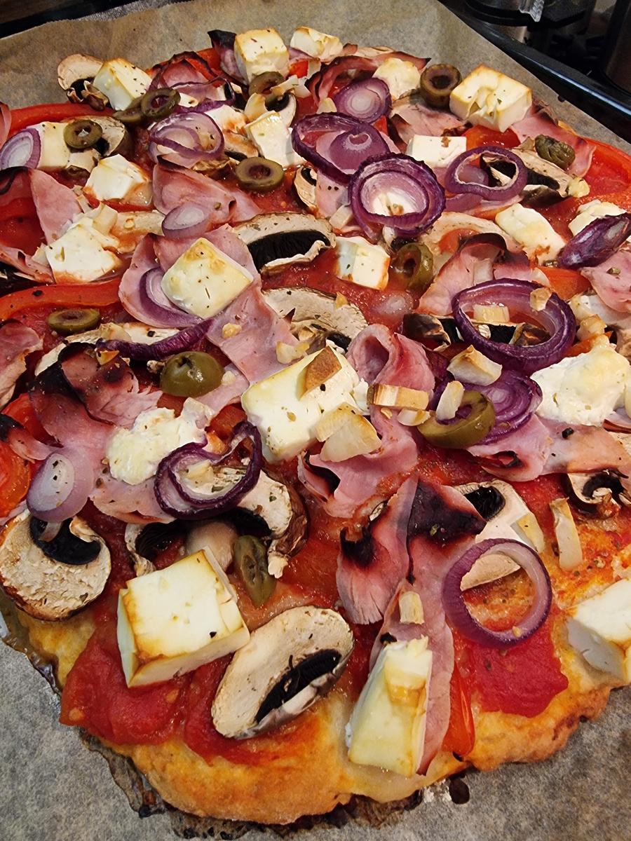 Pizza mit Schinken und Feta - Rezept - Bild Nr. 17148