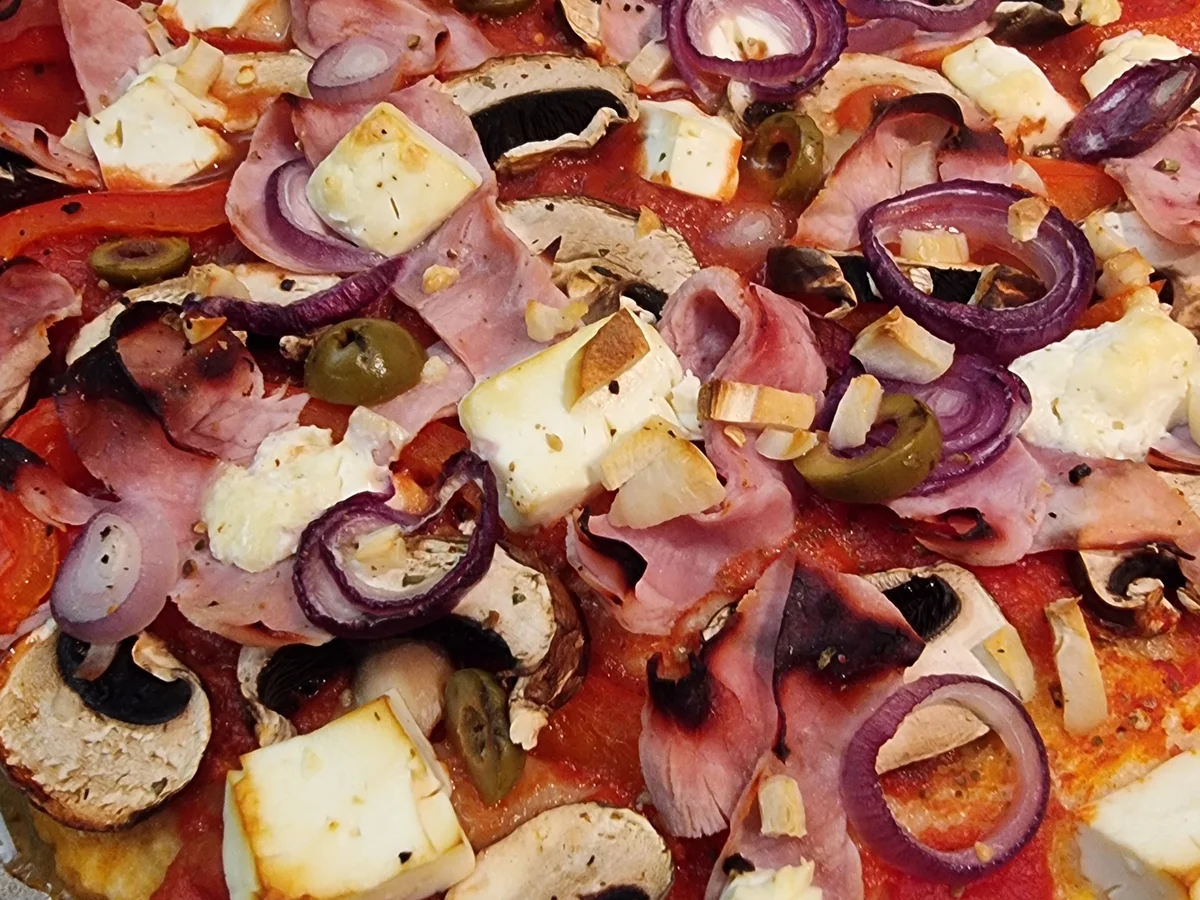 Pizza mit Schinken und Feta - Rezept - Bild Nr. 17148