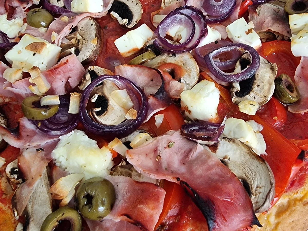 Pizza mit Schinken und Feta - Rezept - Bild Nr. 17149