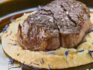 Gegrilltes Rinderfiletsteak auf Cremé-Polenta - Rezept