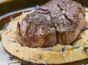 Gegrilltes Rinderfiletsteak auf Cremé-Polenta - Rezept