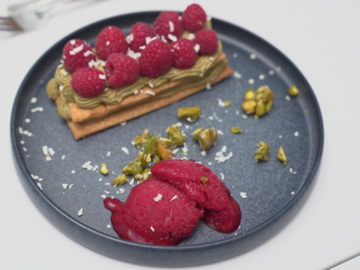 Mille Feuille mit Pistaziencreme und Himbeersorbet - Rezept - Bild Nr. 17140