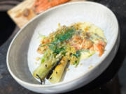 Flammlachs mit Lauch aus der Glut und Hollandaise (Alexander Bloch) - Rezept - Bild Nr. 17140