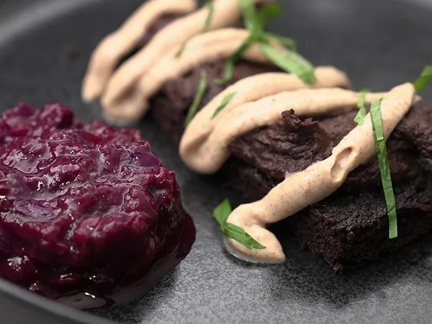 Schokoladenkuchen mit Amarettini Quark und Pflaumenkompott - Rezept - Bild Nr. 2