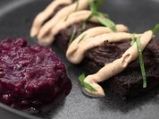 Schokoladenkuchen mit Amarettini Quark und Pflaumenkompott - Rezept - Bild Nr. 2