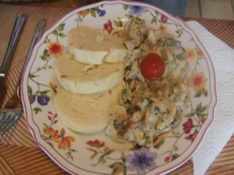 Böhmische Knödel mit Rahm-Steinpilzen - Rezept - Bild Nr. 2