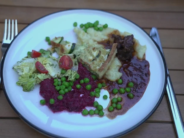 Zucchini-Quiche mit Rote Bete Creme, Kartoffelstampf und Gulasch - Rezept - Bild Nr. 17143