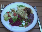 Zucchini-Quiche mit Rote Bete Creme, Kartoffelstampf und Gulasch - Rezept - Bild Nr. 17143