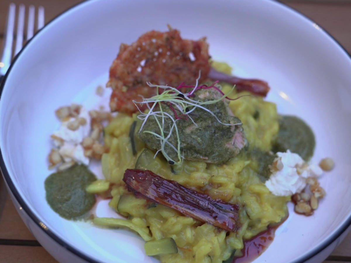 Risotto mit Lachs, Cremespinat und Parmesanchips - Rezept - kochbar.de