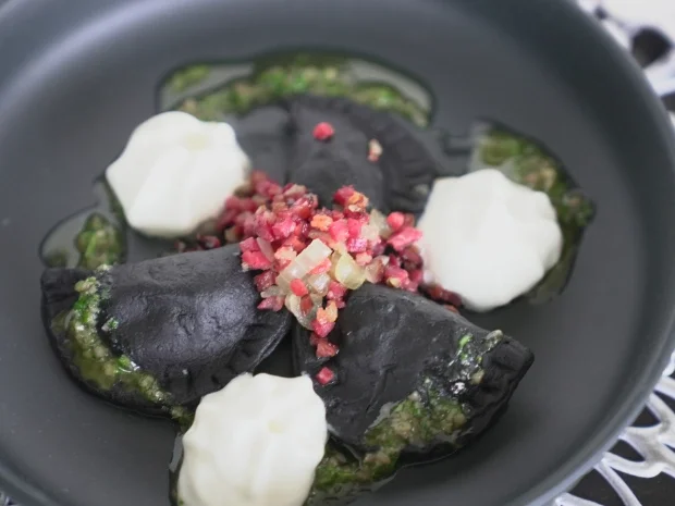 Pieroggen mit Fleischfüllung, Joghurt Espuma und Speck - Rezept - Bild Nr. 2