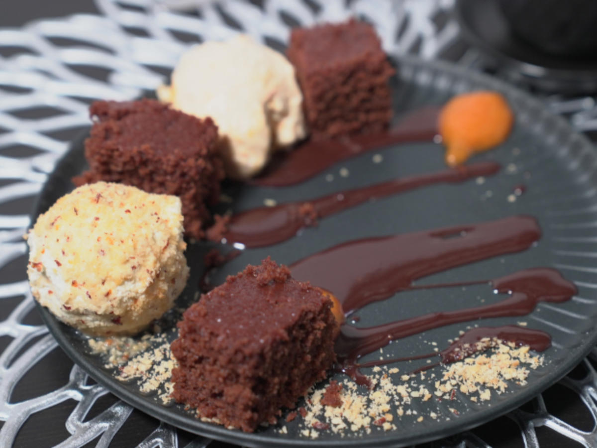 Sacher Schokokuchen mit Eismarillenknödel und Schokosauce - Rezept - Bild Nr. 17143