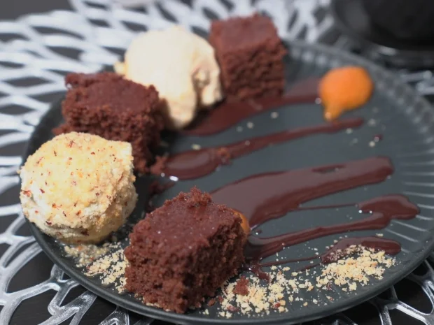 Rezept: Sacher Schokokuchen mit Eismarillenknödel und Schokosauce Bild Nr. 17143 Sacher Schokokuchen mit Eismarillenknödel und Schokosauce - Rezept - Bild Nr. 17143