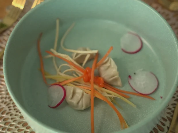 Teigtaschen gefüllt mit Reinanke, Shiitakesud und Gemüsekaviar - Rezept - Bild Nr. 17143