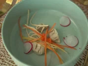 Teigtaschen gefüllt mit Reinanke, Shiitakesud und Gemüsekaviar - Rezept - Bild Nr. 17143